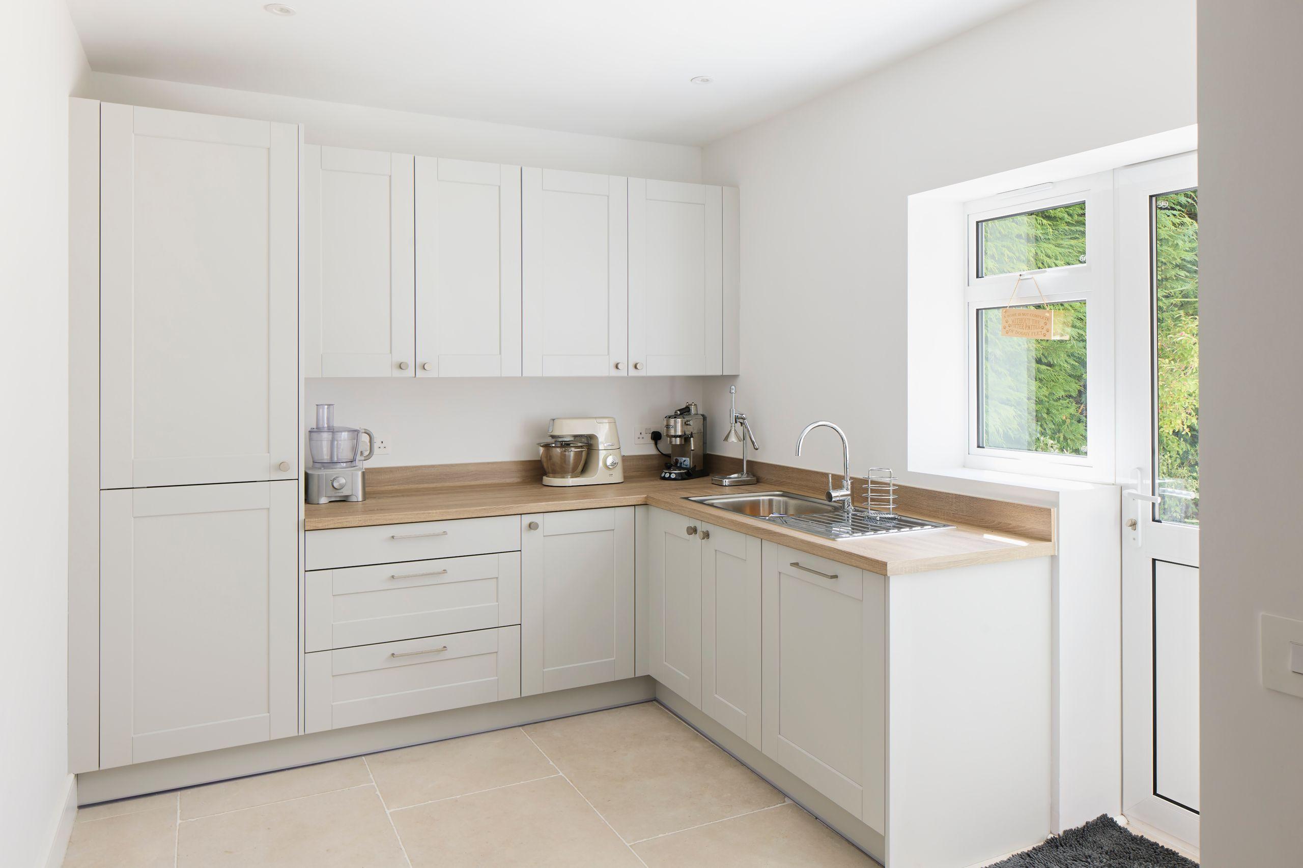 Fitted utility room in grey with wood-effect worktop